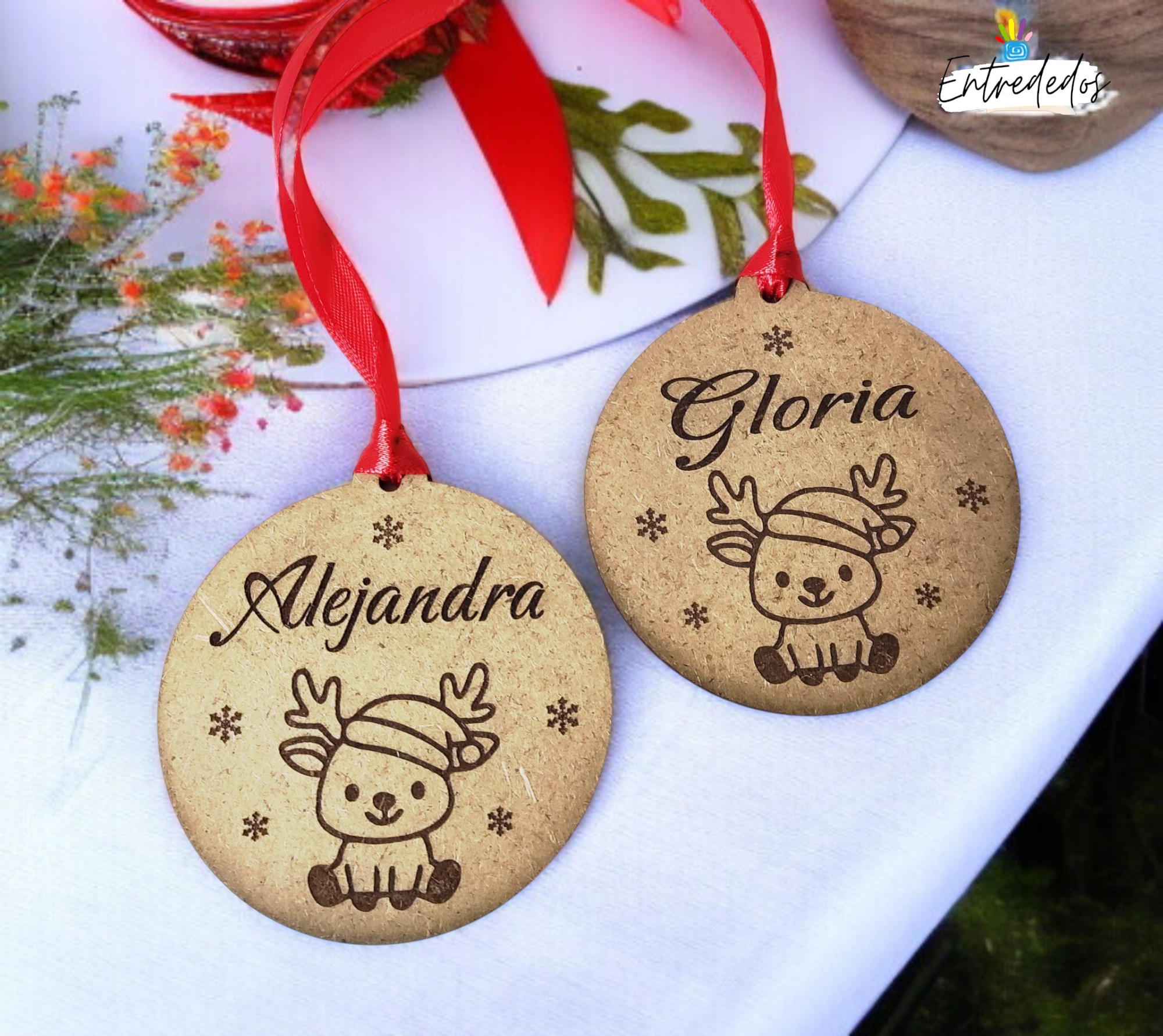 Bola de Navidad de madera natural personalizada con nombre, reno grabado a láser y lazo rojo