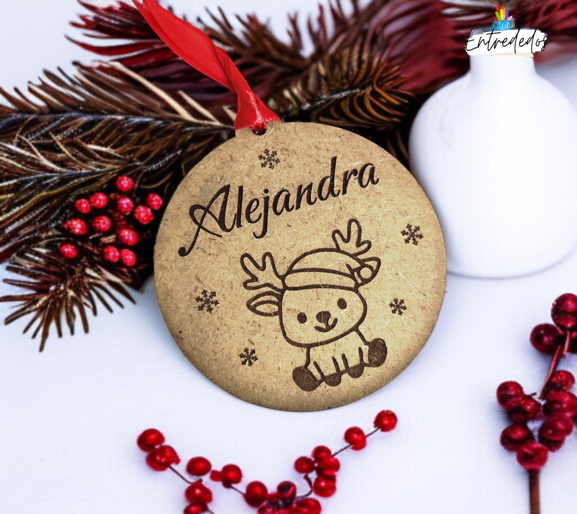 Bola de Navidad de madera natural personalizada con nombre, reno grabado a láser y lazo rojo