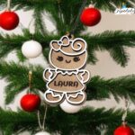 Adorno de Navidad galleta de jengibre de madera bicolor personalizado con nombre