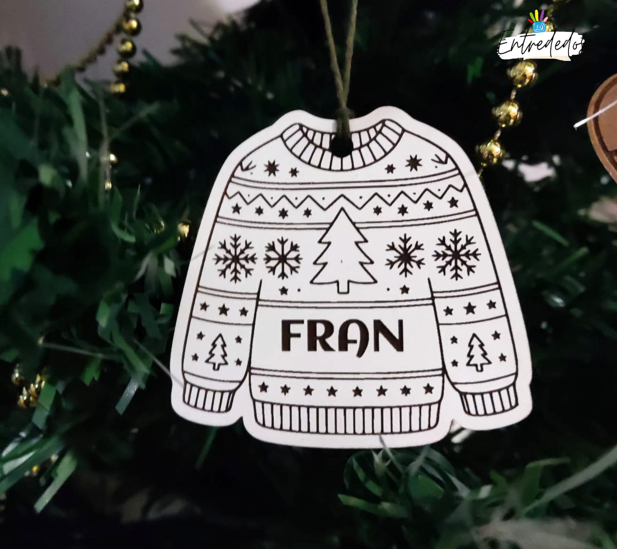 Adorno de Navidad con forma de suéter de madera MDF blanco personalizado con nombre