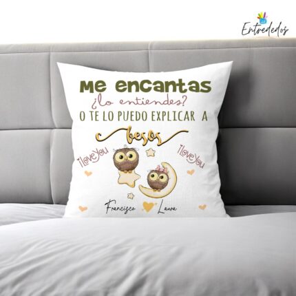 Cojín romántico personalizado de 40x40 cm con vuestros nombres y frase “Te comerías a besos”, relleno incluido, ideal para abrazar y regalar a tu pareja.