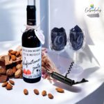 Caja regalo personalizada con vino tinto Pata Negra 375 ml, dos copas grabadas con iniciales y fecha, y sacacorchos con imán, lista para regalar.