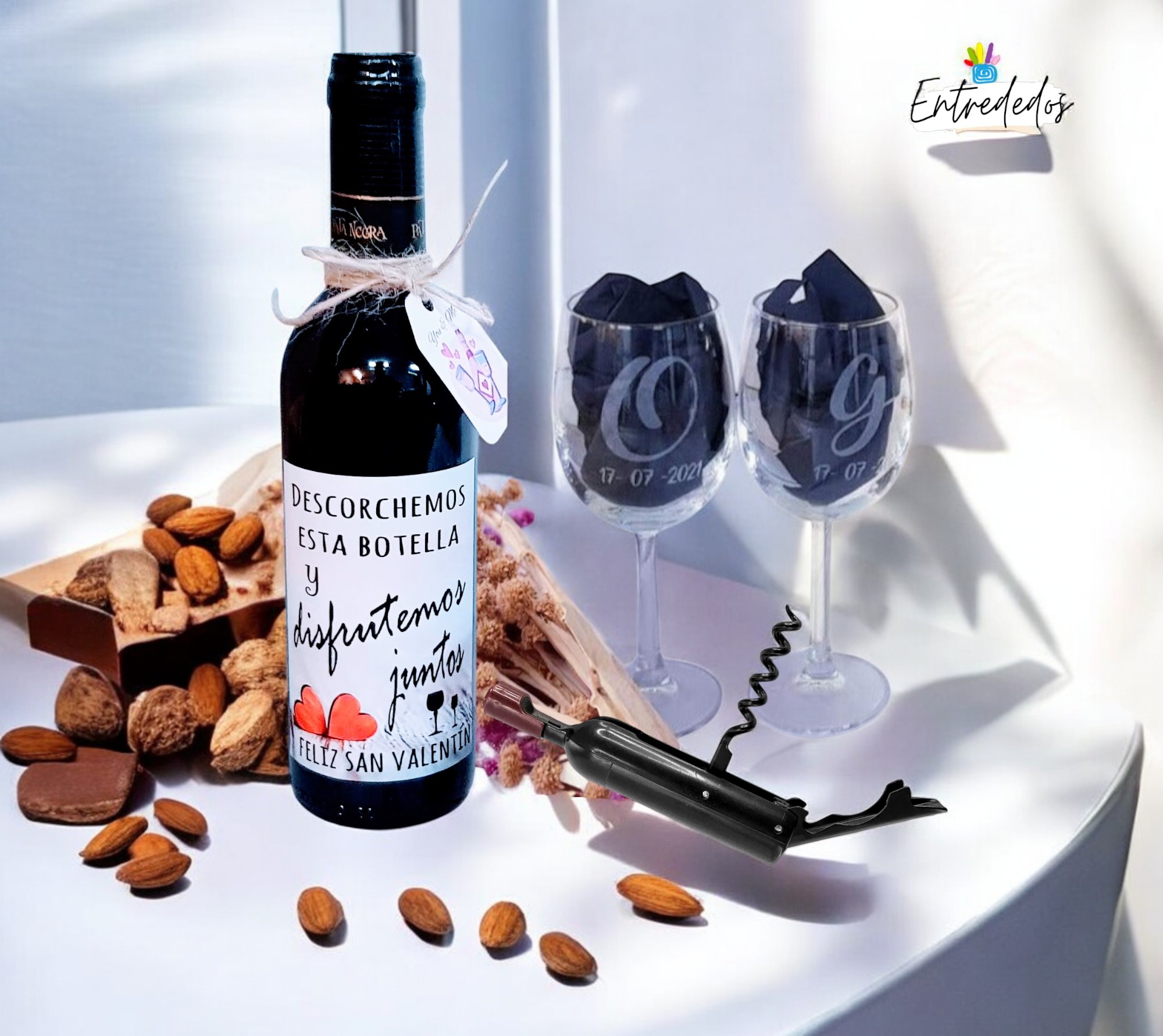 Caja regalo personalizada con vino tinto Pata Negra 375 ml, dos copas grabadas con iniciales y fecha, y sacacorchos con imán, lista para regalar.