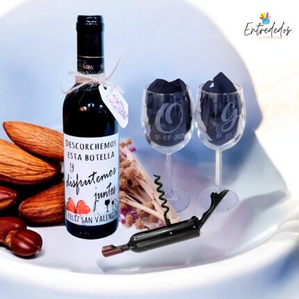 Caja regalo personalizada con vino tinto Pata Negra 375 ml, dos copas grabadas con iniciales y fecha, y sacacorchos con imán, lista para regalar.