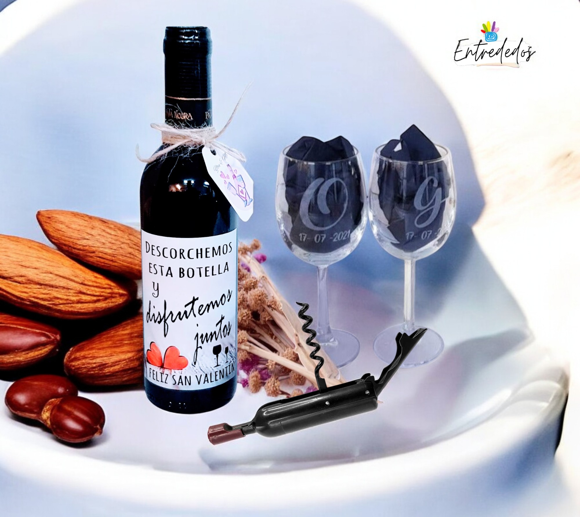 Caja regalo personalizada con vino tinto Pata Negra 375 ml, dos copas grabadas con iniciales y fecha, y sacacorchos con imán, lista para regalar.