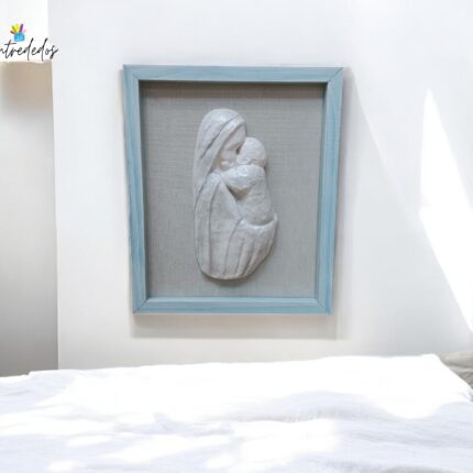 Cuadro El Tierno Abrazo de la Virgen María – Marco Natural/Azul