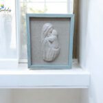 Cuadro El Tierno Abrazo de la Virgen María – Marco Natural/Azul