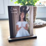 Lámina de cartón pluma personalizada de 10x8 cm con soporte de madera MDF en acabado madera o blanco, ideal como recuerdo para comunión, bautizo, cumpleaños o bodas de oro.