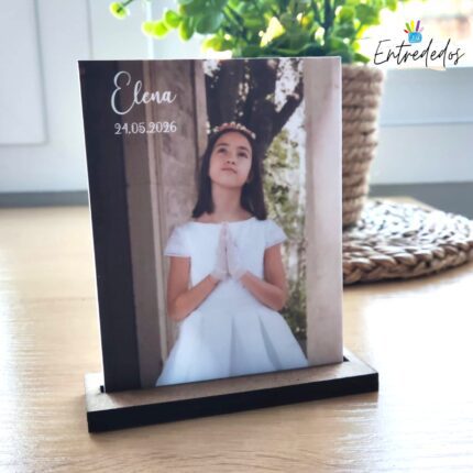 Lámina de cartón pluma personalizada de 10x8 cm con soporte de madera MDF en acabado madera o blanco, ideal como recuerdo para comunión, bautizo, cumpleaños o bodas de oro.