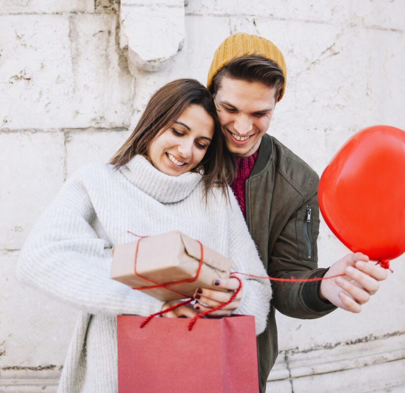 pareja-mirando-regalos-en-la-calle