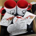 Caja regalo personalizada leyenda del hilo rojo con corazón de madera, dos tazas y dos llaveros