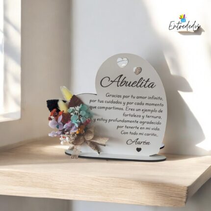 Corazón de madera personalizado con grabado y flores preservadas.