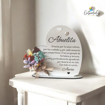 Corazón de madera personalizado con grabado y flores preservadas.