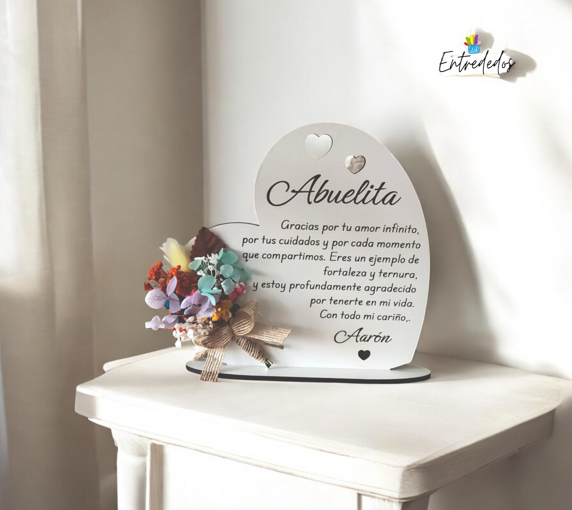 regalo-corazones-de-madera-personalizado-madre Corazón de madera personalizado con grabado y flores preservadas.