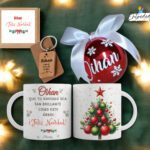 “Kit navideño personalizado con taza, bola roja y llavero”